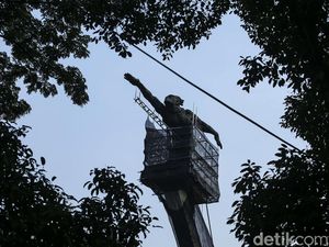 Patung Pancoran Dibersihkan