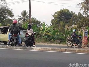Bandel! Pemotor di Sukabumi Terobos Pembatas Jalan untuk Putar Balik