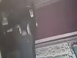 Maling Kotak Amal Sambil Main HP Terekam CCTV di Depok, Polisi Selidiki