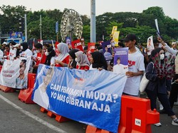 Massa Pendukung Gibran Bagikan 1.000 Mawar Sambut Putusan MK