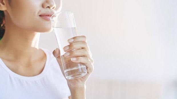 Perempuan yang sedang minum air putih