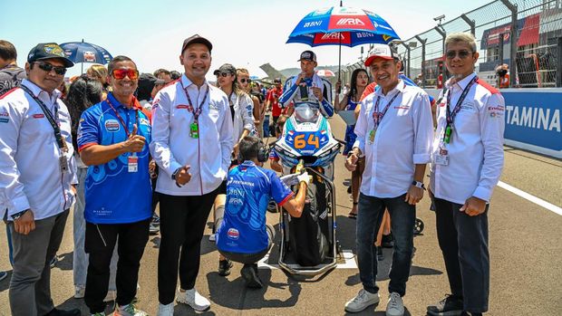 AUSTIN, TEXAS - APRIL 16: Bo Bendsneyder of Netherlands and Pertamina Mandalika SAG Team heads down a straight during the Moto2 race during the MotoGP Of The Americas - Race on April 16, 2023 in Austin, Texas.   Mirco Lazzari gp/Getty Images/AFP (Photo by Mirco Lazzari gp / GETTY IMAGES NORTH AMERICA / Getty Images via AFP)