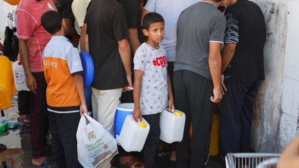 Potret Anak-anak di Gaza Antre Air Bersih