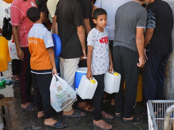 Potret Anak-anak di Gaza Antre Air Bersih