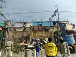 Bangunan Liar Pinggir Rel yang Jadi Sarang Prostitusi di Tambora Dibongkar