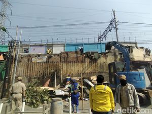 Potret Kawasan Prostitusi Gang Royal Pinggir Rel Kini Rata Tanah Potret Kawasan Prostitusi Gang Royal Pinggir Rel Kini Rata Tanah
