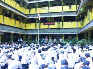 Kapolsek Mampang Ajak Pelajar SMPN 43 Jakarta Deklarasi Anti Bullying