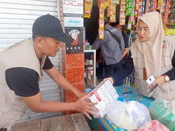 Razia di Pulau Bawean Gresik, Petugas Gabungan Sita Ratusan Rokok Ilegal