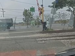 Pikap Nyaris Tertabrak KA di Gresik Saat Penjaga Pelintasan Sedang BAB