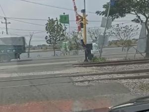 Pikap Nyaris Tertabrak KA di Gresik Saat Penjaga Pelintasan Sedang BAB Pikap Nyaris Tertabrak KA di Gresik Saat Penjaga Pelintasan Sedang BAB