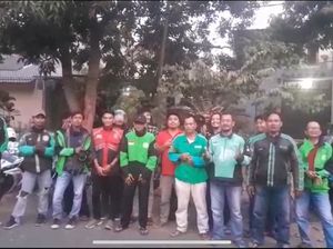 Komunitas Ojol Pendukung Gibran di Subang Sujud Syukur Sambut Putusan MK