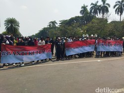Massa Desak MK Tolak Gugatan Usia Capres-cawapres juga Demo di Patung Kuda