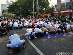 Massa Pro Putusan MK Sujud Syukur, Putusan soal Usia Capres-Cawapres Tak Dibatalkan