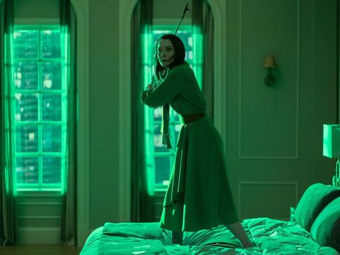 Samantha Sloyan sebagai Tamerlane Usher dalam serial The Fall of the House of Usher. (Netflix/Eike Schroter)