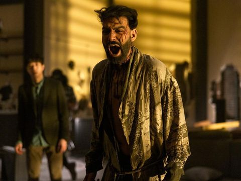 Rahul Kohli sebagai Napoleon Usher dalam serial The Fall of the House of Usher. (Netflix/Eike Schroter)
