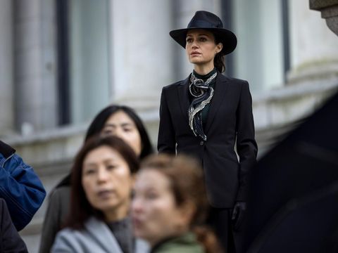 Carla Gugino as VERNA dalam serial The Fall of the House of Usher. (Netflix/Eike Schroter)