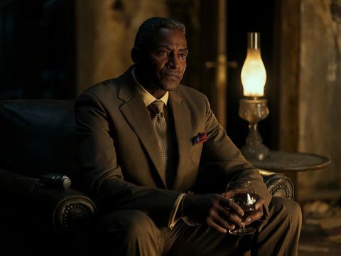 Carl Lumbly sebagai Auguste Dupin dalam serial The Fall of the House of Usher. (Netflix/Eike Schroter)