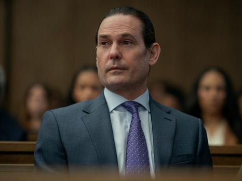 Henry Thomas sebagai Frederick Usher dalam serial The Fall of the House of Usher.