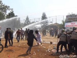 Adegan Simulasi Massa Bentrok dengan Polisi di KPU Purwakarta Adegan Simulasi Massa Bentrok dengan Polisi di KPU Purwakarta