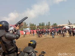 Hujan Gas Air Mata Warnai Simulasi Pengamanan Pemilu di Indramayu