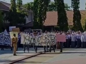 Turun Tangan Disdik Sulsel Usut Pemicu Siswa SMAN 17 Makassar Demo Kepseknya Turun Tangan Disdik Sulsel Usut Pemicu Siswa SMAN 17 Makassar Demo Kepseknya