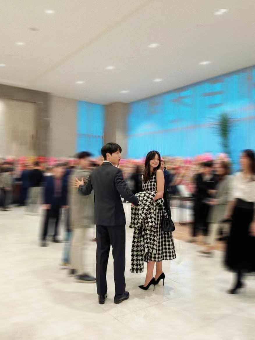 Song Joong Ki dan istri menghadiri pernikahan adik perempuannya