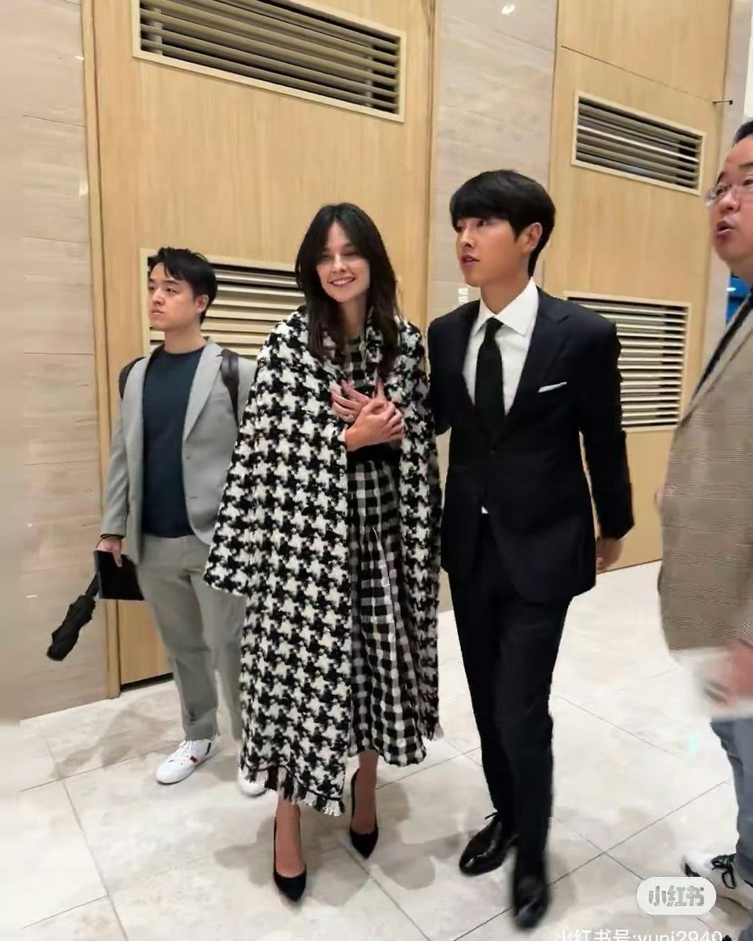 Song Joong Ki dan istri menghadiri pernikahan adik perempuannya.