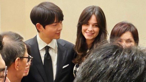 Song Joong Ki dan istri menghadiri pernikahan adik perempuannya