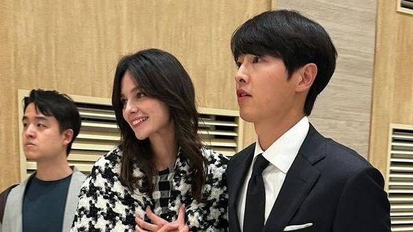 8 Foto Cantik Istri Song Joong Ki yang Bikin Salfok di Pernikahan Adik Ipar