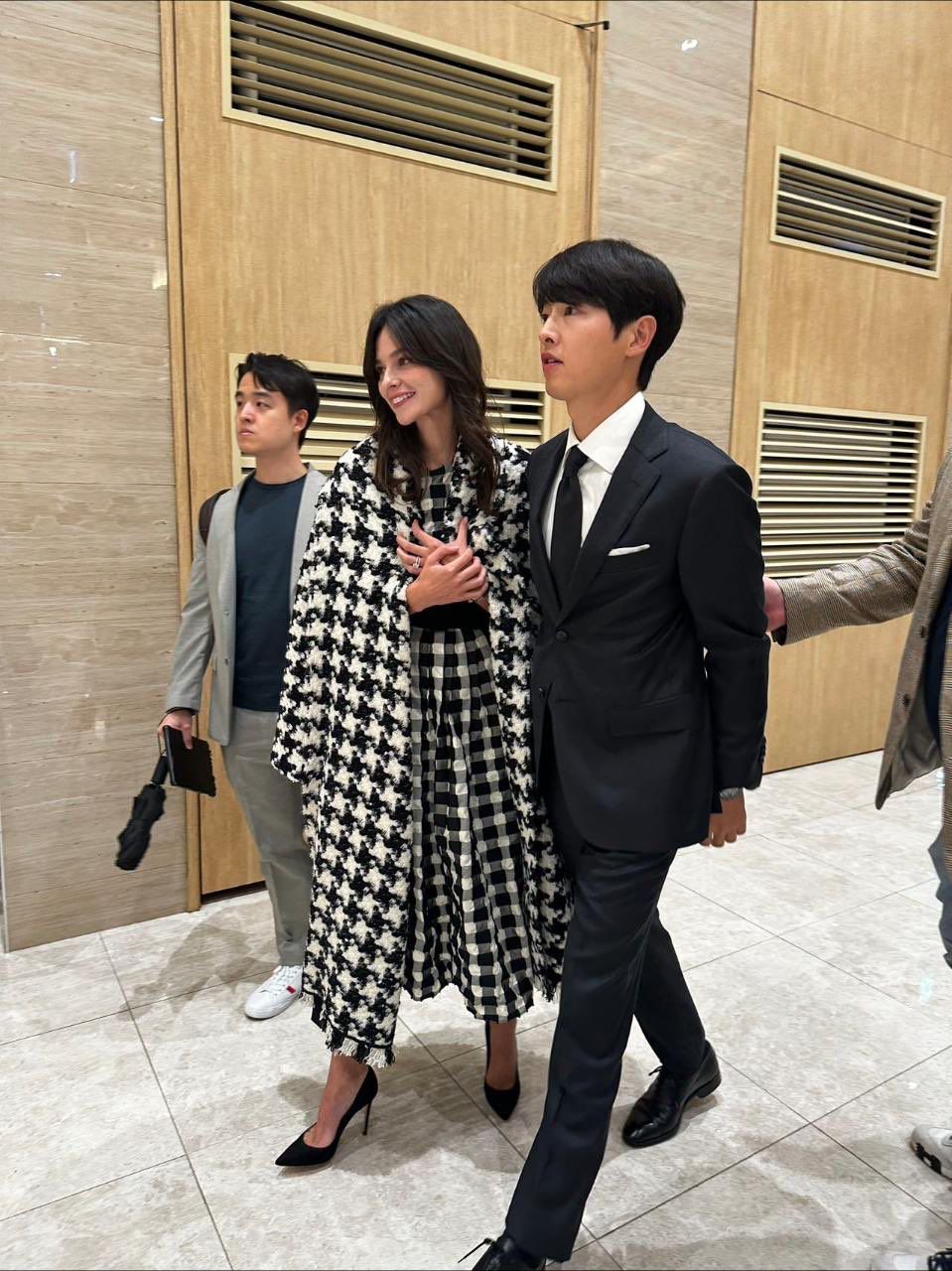 Song Joong Ki dan Katy Louise Saunders