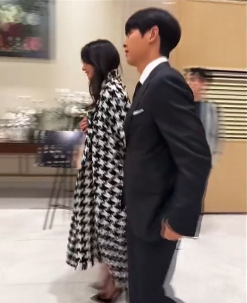 Song Joong Ki dan Katy Louise Saunders