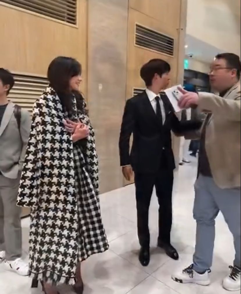 Song Joong Ki dan Katy Louise Saunders