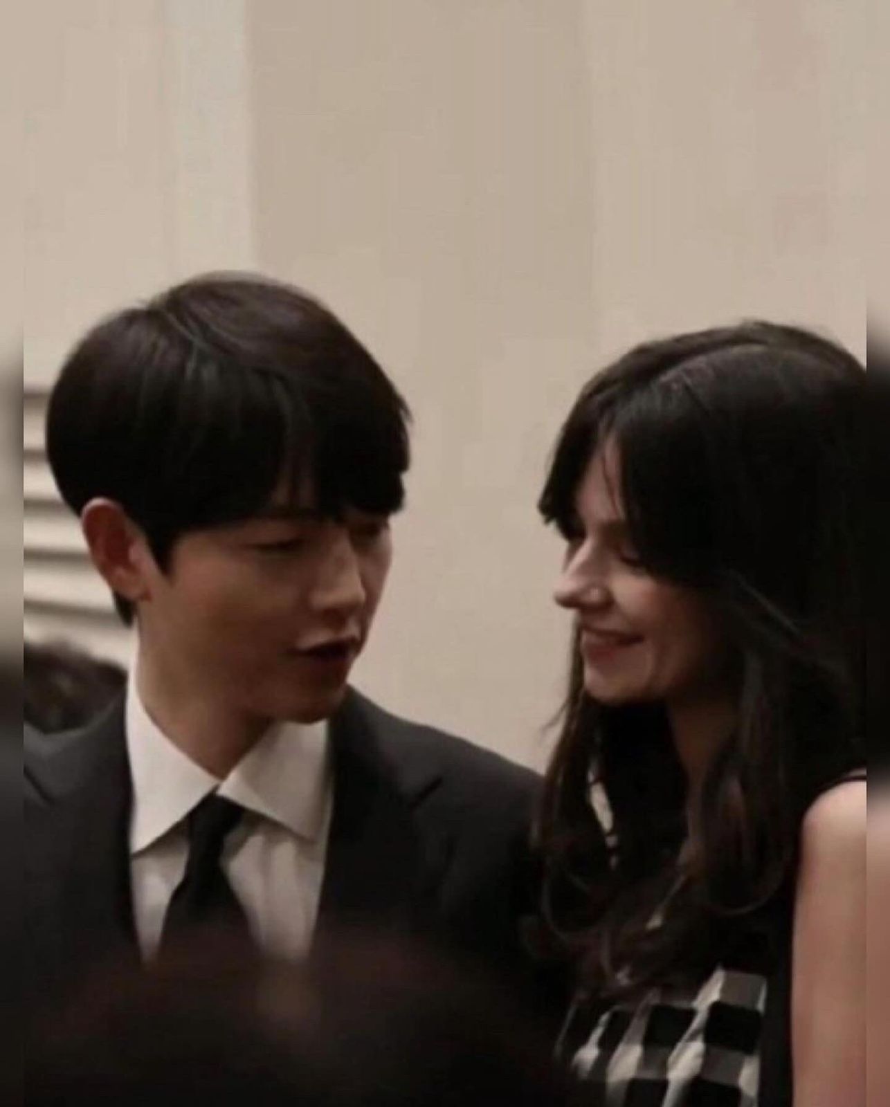 Song Joong Ki dan Katy Louise Saunders