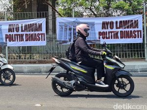 Spanduk Lawan Politik Dinasti Mejeng di Kalimalang Spanduk Lawan Politik Dinasti Mejeng di Kalimalang