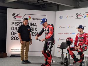 Pemenang MotoGP Mandalika Dihadiahi Keris Lambang Keperkasaan