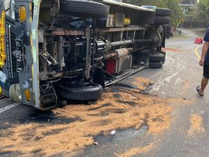 Truk Muatan Ayam Terguling di Jalan Jogja-Wonosari