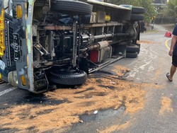 Truk Muatan Ayam Terguling di Jalan Jogja-Wonosari