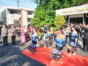Tiba di NTT, Wakapolda Brigjen Awi Setiyono Disambut Tarian Adat-Natoni