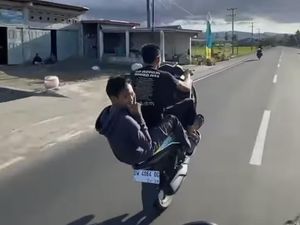 Viral 2 Pemotor di Soppeng Freestyle di Jalanan, Polisi Cari Pelaku Viral 2 Pemotor di Soppeng Freestyle di Jalanan, Polisi Cari Pelaku