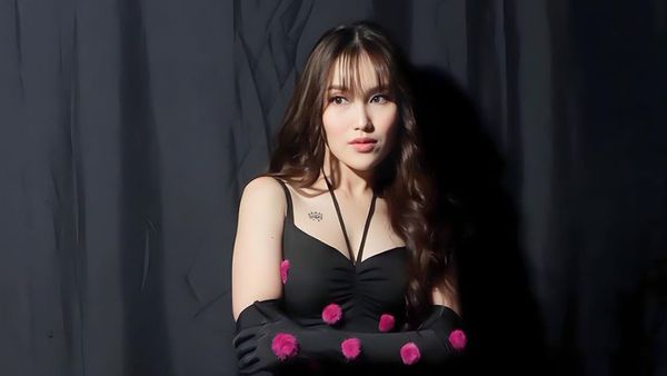 6 Potret Gaya Baru Ayu Ting Ting Tampil Dengan Tato di Dada, Curi Atensi