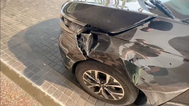 Kondisi mobil Baim Wong usai menabrak tembok.