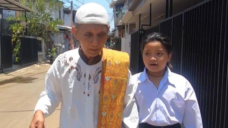 Kisah Kakek Tunanetra Pemecah Batu yang Hidupi Anak Asuh Yatim Piatu