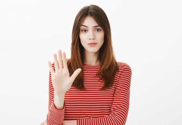 Perempuan dengan gesture tangan mengatakan tidak