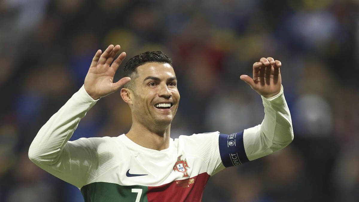 Cristiano Ronaldo dipuji Tyson Fury. (Foto: AP/Armin Durgut)