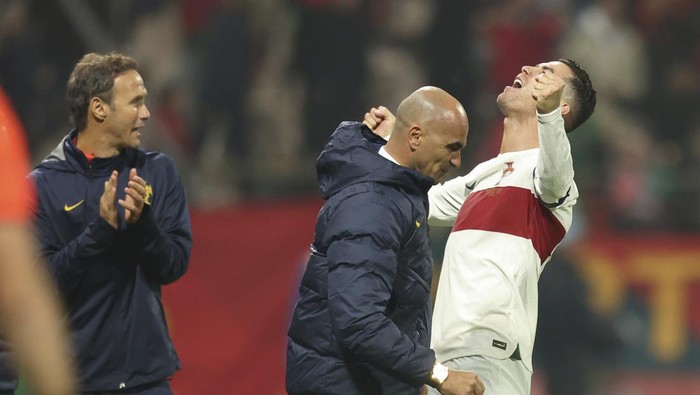 Portugals Cristiano Ronaldo, right, and Portugal coach Roberto Martinez react during the Euro 2024 group J qualifying soccer match between Bosnia-Herzegovina and Portugal, at the Bilino Polje Stadium in Zenica, Bosnia and Herzegovina, Monday, Oct. 16, 2023. (AP Photo/Armin Durgut)