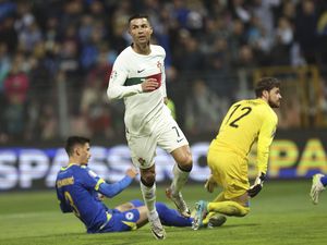 Ronaldo Brace, Portugal Pesta Gol di Kandang Bosnia 5-0 Ronaldo Brace, Portugal Pesta Gol di Kandang Bosnia 5-0