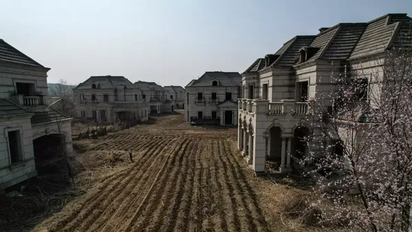Potret Deretan Rumah Mewah Gaya Eropa yang Jadi Kompleks Hantu di China