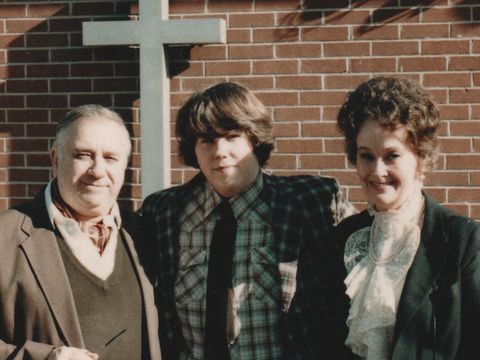 Dokumenter The Devil on Trial (2023) (L to R) Ed Warren, David Glatzel, dsan Lorraine Warren dalam film dokumenter The Devil on Trial (2023). (via Netflix)
