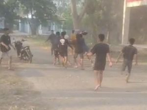 2 Kelompok Pemuda Tawuran di Depan Stadion Pinrang gegara Kalah Main Basket 2 Kelompok Pemuda Tawuran di Depan Stadion Pinrang gegara Kalah Main Basket