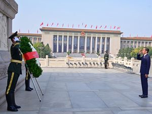 Jokowi Kunjungi Tiananmen Square Beijing Didampingi Erick Thohir dan Zulhas